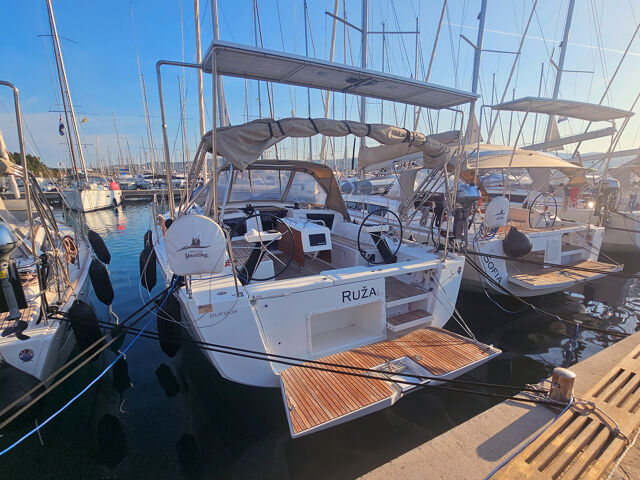 Dufour 390 GL Ruža